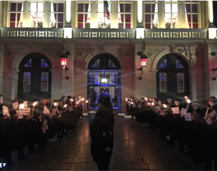 Le 26 février, pièce intitulée "les plaidoiries" jouée par Richard Berry au Théâtre de Béziers. Haie d'honneur des avocats en robe et les masques !